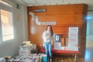 Cristina Montoya Aranda, hija de la ganadora de la Gran Cesta de Navidad de La Voz de Almería recogiendo el gran surtido de productos almerienses.