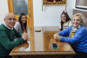 El alcalde y la teniente de alcalde han recibido a las voluntarias europeas en el Ayuntamiento.