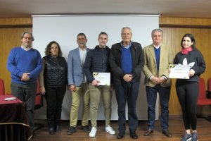 Las autoridades veratenses junto a los ganadores del concurso de carteles.