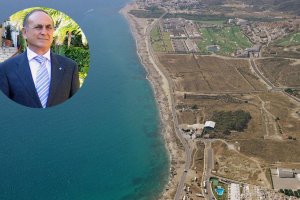 Visión panorámica del predio aún sin urbanizar junto a la imagen de José María Caballé, propietario.