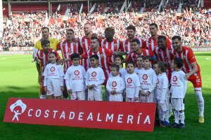 El fútbol también es un juego de niños, se lo pasan bomba.