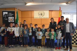 María José Martín con los ganadores más pequeños.