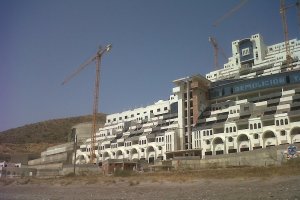 Vista del hotel de El Algarrobico.
