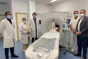 Autoridades y personal sanitario en el hospital.