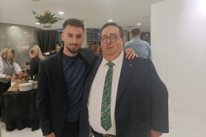 El talentoso futbolista del Villarreal con José Juan Rubí después de la XIX Gala del Deporte de Roquetas de Mar.