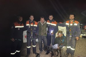 Equipo de rescatadores de Protección Civil junto a los rescatados.