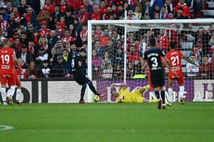 El peligro llega por el centro por la pareja de centrales.