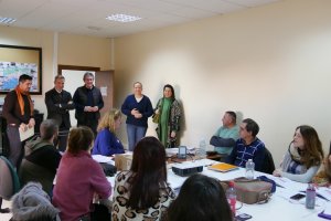 El delegado de Empleo y el alcalde de Adra con los alumnos de un curso.