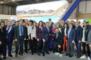 Autoridades políticas y personalidades del mundo cinematográfico frente al stand de Almería en FITUR.