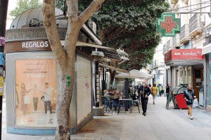 El kiosco del número 4 del Paseo de Almería cerró y ahora busca nuevo comprador.