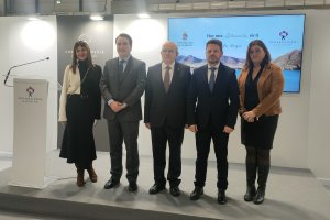 Foto de familia tras la presentación del nuevo spot promocional de Vícar.