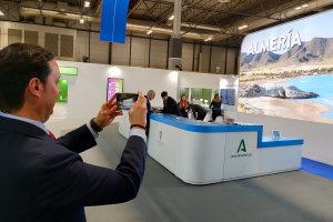 Javier Aureliano García fotografiando el stand de Almería en FITUR.
