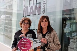 La concejala de Comercio entregó distinciones a los comercios adheridos.