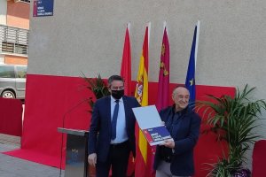 El alcalde de Alcantarilla testimoniando el homenaje al doctor Carrillo Ramírez originario de Mojácar.