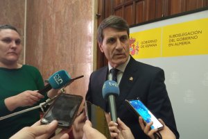 Pedro Fernández, delegado del Gobierno en Andalucía, atiende a los medios en Almería.