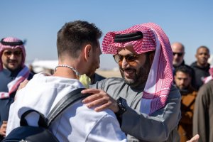 Turki saludando a Messi nada más bajarse del avión en Riad.