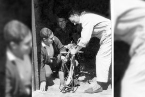 Taller de Pepe París, situado en un portal de la calle de la Almedina. Todas las bicis del barrio pasaron por sus manos.