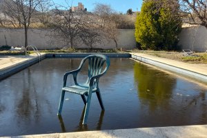 Foto de Diego Gea que muestra una piscina helada y el Castillo de Los Vélez al fondo