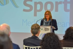 La alcaldesa de Níjar destaca los valores de la carrera femenina.