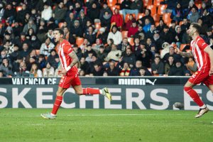 Chumi celebra su gol en Mestalla al Valencia.