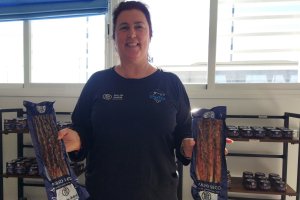 La gerente de “Mar de Adra” Encarni Espinosa con el pulpo seco, foto Daria Zelenska