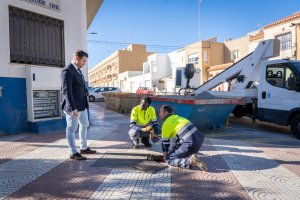 El concejal conversa con dos operarios municipales.