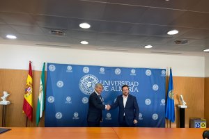 Firma del acuerdo entre el rector, Carmelo Rodríguez, y David Iglesias