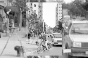 El hombre de la cabra tocando la trompeta mientras el animal hace equilibrismo sobre un cuenco en lo alto de una escalera en la calle de Javier Sanz.