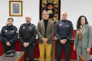 Los dos nuevos oficiales, junto al alcalde de Adra.