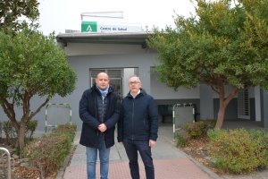 Antonio Martínez y Javier Sánchez junto al centro de salud de Abla.