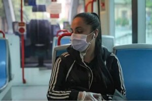 Imagen de archivo de una usuaria con mascarillas en un autobús.