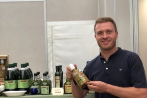 David García, en un stand de sus productos.