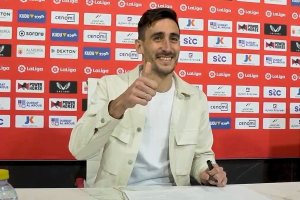 Diego Mariño firmando su nuevo contrato en el Mediterráneo.