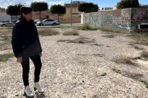 Maribel Carrión en un solar del paraje Laimún.