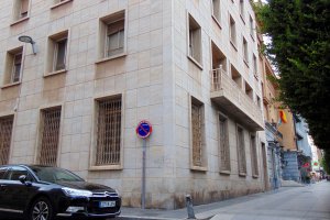El edificio, desocupado desde 2010, da al Paseo, General Segura y Arapiles.