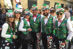 Jose María López en el centro de la imagen junto a algunos de sus compañeros de la Comparsa el Gran Cádiz.