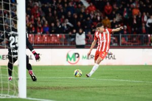 Momento en el que Portillo supera a Álvaro para marcar el 3-0.