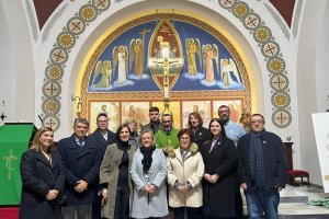 Miembros de la Mayordomía Porta Coeli, junto al párroco, Antonio Salvador, y representantes municipales, tras el acto de presentación del program