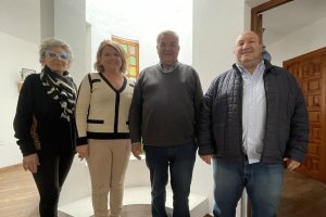 La alcaldesa de Gádor, Lourdes Ramos, junto al \'Naranjero de Oro\' de este 2023.