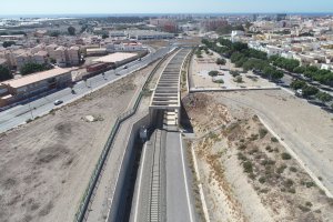 Vista general de la zona del soterramiento ya realizado en la entrada del tren en El Puche