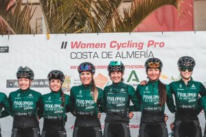 Alba Frías, tercera de izquierda a derecha, con su equipo.