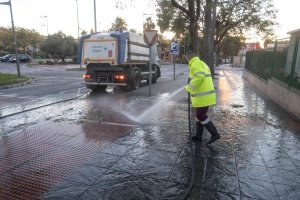 Un trabajador realizando sus labores de limpieza