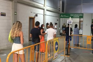 Cola de personas preparadas para vacunarse en el pabellón de los Juegos, en una imagen de archivo.