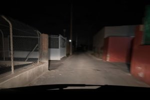 Vista de un camino desde el interior del coche de una patrulla vecinal, estos días en La Cañada.
