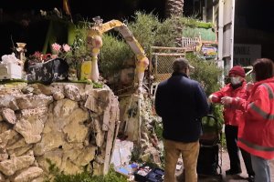 La unidad de emergencia social de Cruz Roja, con uno de los usuarios.