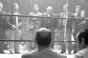 Antonio Bisbal, rodeado de sus hijos y de sus familiares, la noche en la que fue condecorado con la medalla al mérito pugilístico. Era el año 1972.