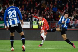 Adri Embarba chutando a puerta en el partido del viernes contra el Espanyol.