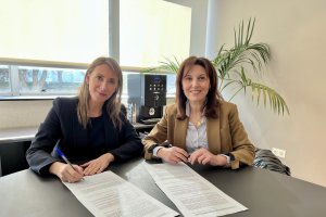 Firma del convenio entre la AECC y Cosentino.