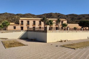 El cuartel de Blanquizares y su mirador situados sobre la cala Invencible.