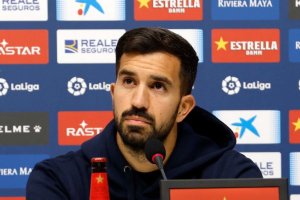 Pacheco en su puesta de largo con el conjunto periquito.